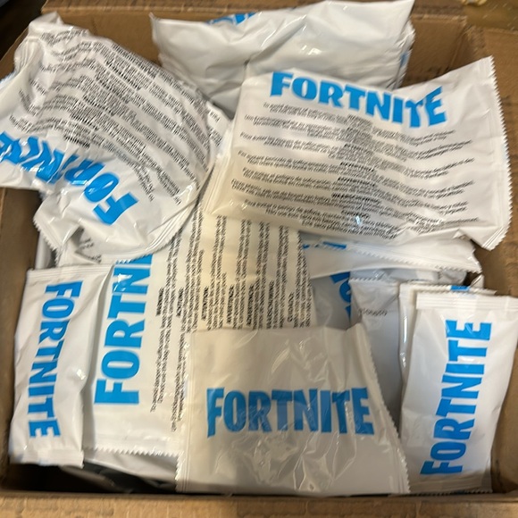 Fortnite Assembly Set / Jumbo Loot Piñata Contents - Picture 3 of 6
